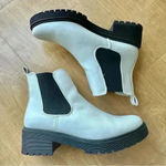 Amazon Essentials Women’s Combat Chelsea Boots, Black/Off White, Size 10 White Photo 9