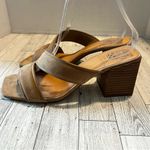 Vince Camuto Womens Jinani Sandal Size 8.5M Beige Faux Suede Wood Block Heel Photo 2
