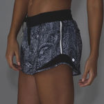 Lululemon Hotty Hot Short (Long) Mini Antique Paisley White Black Size 4 Photo 3