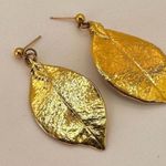 Gold tone leaf post earrings Photo 6