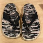 OLUKAI NU'A PI'O Womens Sz W 8 Black Gray Camo Sandals Thong Beach Flip Flops‎ Photo 0