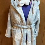 Colsie Women’s Medium Large Gray White Fuzzy Snowflake Winter Robe Headband Set Photo 0
