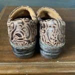 Born concept B O C  WOMEN'S sz PEGGY CLOG BROWN TOOLED LEATHER SLIP ON Photo 5