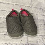 Dearfoams  Women's Quilted Gray and Pink Slippers Photo 3