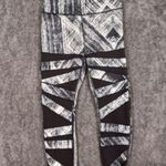 Lululemon High waisted black n white full length mesh panels women's 6 Photo 1