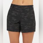 Spanx Sunshine 6” Black Camo Shorts Womens Sz Large 794 Photo 3