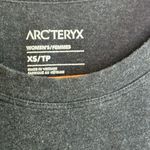Arc’teryx Dark Grey Gray Black Crew Neck A Logo Crew Neck T Shirt Size XS Photo 4