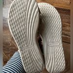Wear ever size 6 sandals Photo 3