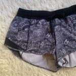 Lululemon Hotty Hot Short
Mini Antique Paisley White Black / Black Size 8 Photo 2