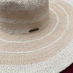 Billabong  one size wide brim Sun hat cream tan 
100% paper Photo 2