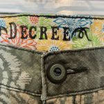 Decree  Women's Olive Patterned Cargo Shorts size 7. Photo 2