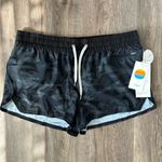 Vuori  NWT camo print clementine shorts sz XL Photo 3