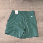 Nike  green standard fit golf shorts size small Photo 7