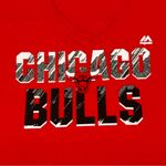 Nba Chicago Bulls  Majestic Fan Fashion Red Graphic Logo V-Neck T-Shirt Women L Photo 1
