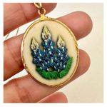 Gold tone blue bonnet pendant necklace Photo 3