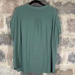 Orvis  Short Sleeveless Blouse Women's XL Rayon Crepe‎ V-Neck Button Front Green Photo 5