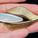 Leaf Tear Drop Mother of Pearl Brooch Unsigned 2.5" Vtg Gold Tone Photo 0