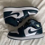 Nike Jordan 1 Mid Photo 2