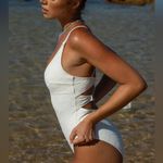 Berlook White Geometric Cutout One Photo 3