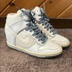 Nike Dunk Sky Hi Essential hidden wedge sneaker in gray and white Photo 1