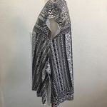 One World Women’s Scoop Neck black/white printed Shark bite hem top size Small Photo 1