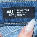 Buffalo David Bitton  Jess Light Wash RIP & REPAIR MID-RISE SKINNY 6/28 Photo 3