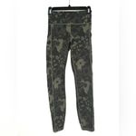 Vuori  Stride Legging Oregano Camo Flower Green Pattern XS Photo 1
