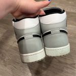Jordan  1 mid Photo 4