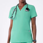FIGS  Casma Three-Pocket Scrub Top Extra Small Surgical Green Photo 0