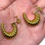 Vintage Signed NAPIER Gold Tone Hoops Metal Screw Back Earrings Classic Retro Photo 4