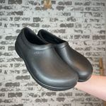 Crocs  | women black dual comfort clogs Photo 4