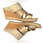 Donald Pliner NWOB   Montce 26 Wedge Sandal Size 9  Gold Metallic Photo 3