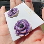 Noir gold tone purple flower reflective studs earrings Photo 4