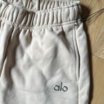 Alo Yoga Accolade accolade sweatpant in macadamia Photo 1