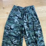 Pretty Little Thing  - Khaki Camo Print Baggy Low Rise 90’s Cargo Pants in Green Photo 2