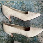Vintage NOS Corsina embroidered fabric bone evening pumps, size 9.5M Photo 11