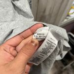 Vineyard Vines Women's Mrs. Claus Holiday Whale Pocket Gray T-Shirt XS Photo 4