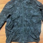 Lululemon  Pack It Up Jacket in black/camo with hood size 2 Photo 8