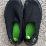 OOFOS Woman’s OOMG EEZEE Low Shoe Slip On Sneaker Black Size 6 Photo 0