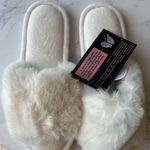 The Comfy CozyFurry Slippers Size M (7-8) White NEW IN BOX! Photo 5