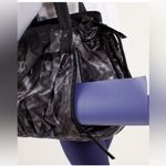 Lululemon Om tote blazer print large Photo 2