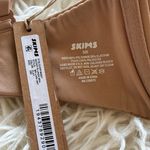 SKIMS Fits Everybody Plunge Bra Clay Size 32D Photo 7