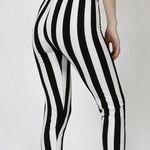 Medium Black and white stripped Allover Print Leggings, Casual Stretchy Leggings Photo 1