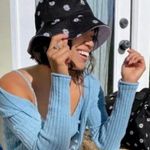 Alice + Olivia Daisy Bucket Hat NWT Photo 0