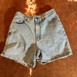 Riders By Lee Vintage women's lees shorts no size tag Waist - 28 inches  Inseam - 6.5 inches  Rise - 12 inches  Hip - 18 inches    Photo 0