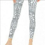 Alo Yoga nwt Iguana Airbrush white leggings sz xs Photo 4
