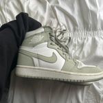 Nike Air Jordan 1 Mid Photo 0