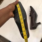 Liz Claiborne 2000s Brown leather heeled loafers gold square toe bow front preppy office siren core-9 Photo 4