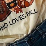 Gildan Just a Girl Who Loves Fall Women’s Large Cream T-Shirt Short Sleeve Crew Neck Photo 0