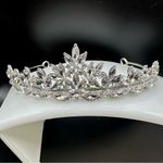 Elegant Silver Tiara Photo 3
